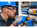 opytnyi-elektrik-resit-vas-vopros-small-0
